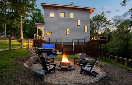 Young Harris House | Level Up Pool Access, Hot Tub, Firepit, Dogs
