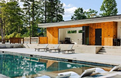 Young Harris House | Level Up Pool Access, Hot Tub, Firepit, Dogs