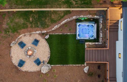 Young Harris House | Level Up Pool Access, Hot Tub, Firepit, Dogs