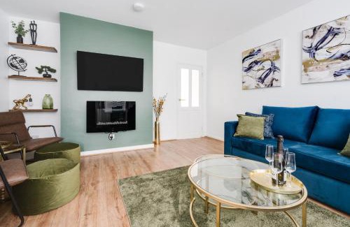 Leyland House | Leyland House - Private Parking Free Wi-Fi Garden