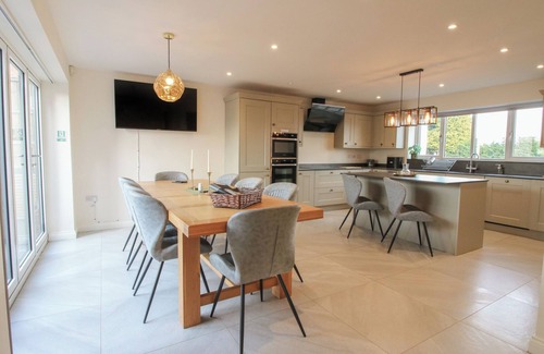 Bishops Castle Cottage | LEYS RETREAT, pet friendly, with hot tub in Bishop's Castle
