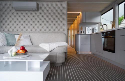 Parey Boat Rental | Lieblingsplatz Parey - schwimmendes Living Luxboot