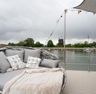 Parey Boat Rental | Lieblingsplatz Parey - schwimmendes Living Luxboot