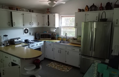 Southampton Apartment | Light, Airy, Wood-floors, 1 mile from Southampton Village, Pet Friendly, sleep 6
