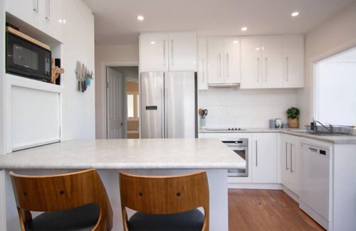 Albany House | Light and bright 3 bedroom house with harbour views