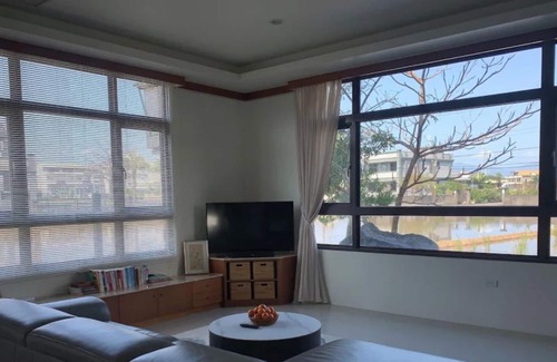Dongshan Bed & Breakfast | Light home 寧靜生活 近羅東 6-8人 可開伙聚餐 桌遊 免費車位 歡迎預訂