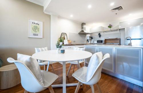 Darling Harbour Apartment | Light Resort Style Haven in Darling Harbour