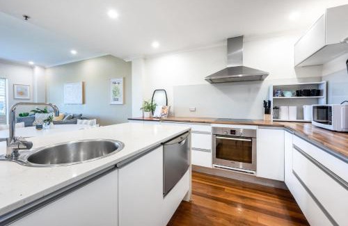 Darling Harbour Apartment | Light Resort Style Haven in Darling Harbour