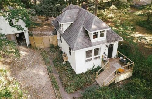 New Buffalo House | Lighthouse Cottage - Family Friendly Kids and Pets