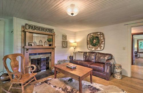 West Jefferson House | Lil Red Hen Cottage in the Boone Area with Hot Tub