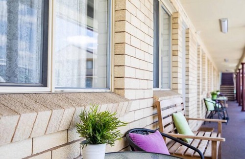 Goulburn Hotel | Lilac City Motor Inn Standard Queen Room 2