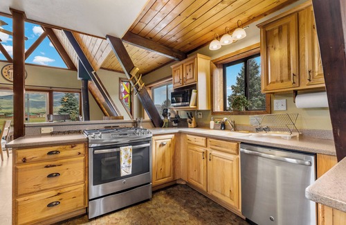 Baderville Cabin | Limited Sept. Availability |4bdr | Book Today!
