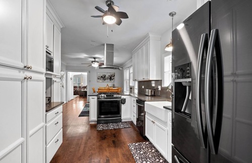 Budlong Woods Condo | Lincoln Square Sunny 3BR-1Bath Condo – Family-Friendly, Walk to Everything!
