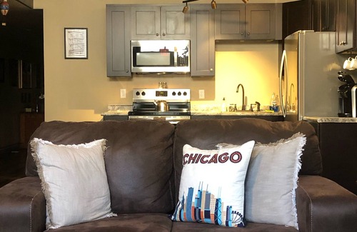 Lincoln Apartment | Lincoln’s Loft - Hawthorne Suite Downtown Lincoln, IL