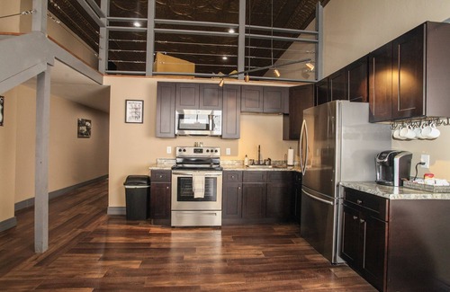 Lincoln Apartment | Lincoln’s Loft - Hawthorne Suite Downtown Lincoln, IL