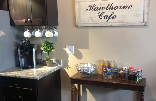 Lincoln Apartment | Lincoln’s Loft - Hawthorne Suite Downtown Lincoln, IL