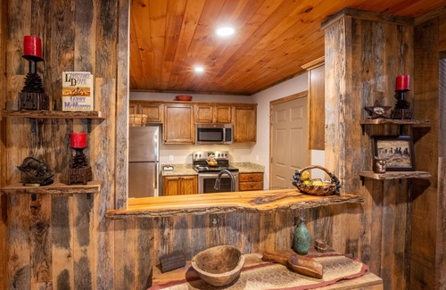 Sylva Cabin | Lindisfarne - Gorgeous Mountain Cabin located Close to Mountain Attractions!