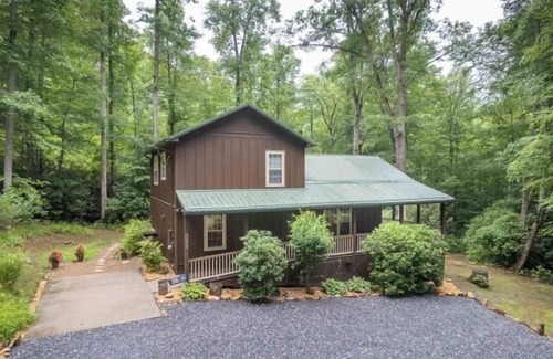 Sylva Cabin | Lindisfarne - Gorgeous Mountain Cabin located Close to Mountain Attractions!