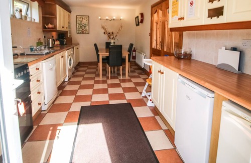 Union Hall Cottage | LIS-ARDAGH COTTAGE 2, family friendly in Union Hall, County Cork