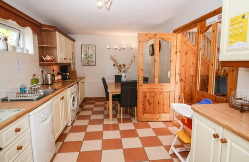 Union Hall Cottage | LIS-ARDAGH COTTAGE 2, family friendly in Union Hall, County Cork