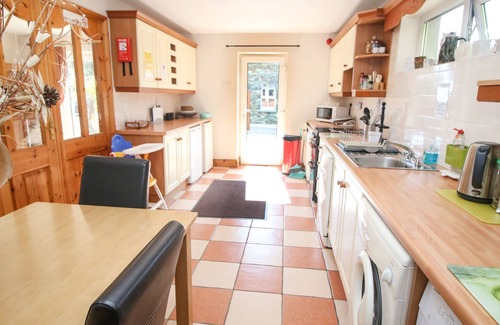 Union Hall Cottage | LIS-ARDAGH COTTAGE 2, family friendly in Union Hall, County Cork