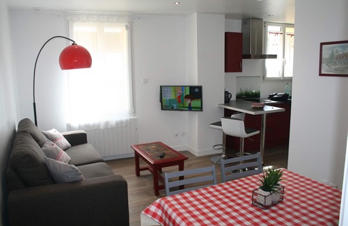 Lisieux Cottage | Lisieux cottage with garden and parking