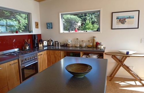 Waikawau House | Little Bay Eco House - Kaka Cottage overlooking the ocean and up in the trees