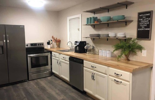 Henderson House | Little Cedar Cottage close to everything