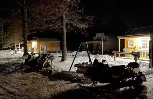 Irons Cabin | Little O'L Town-Cozy Rustic Western Town, private cabins. Great for GROUPS!