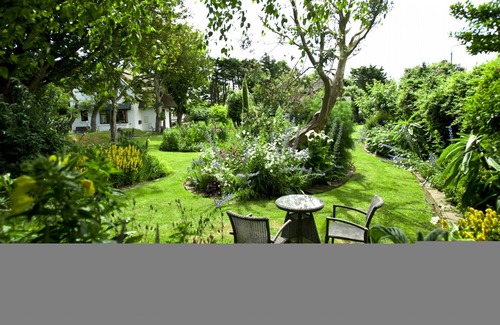 Laytown Cottage | Little Orchard Cottage - sleeps 5 guests in 3 bedrooms