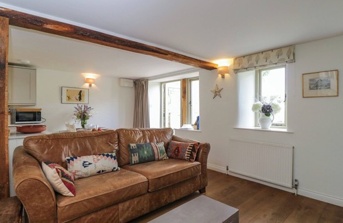Burford House | LITTLE OWL BARN, pet friendly, with a garden in Burford