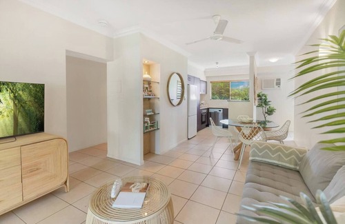 Manoora Apartment | Little Palm A Resort style Getaway