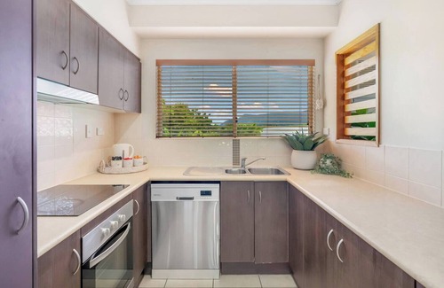 Manoora Apartment | Little Palm A Resort style Getaway