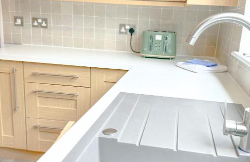 Southsea House | Little Sage House Newly Refurbished with Garden - Hot Tub - Sleeps 6