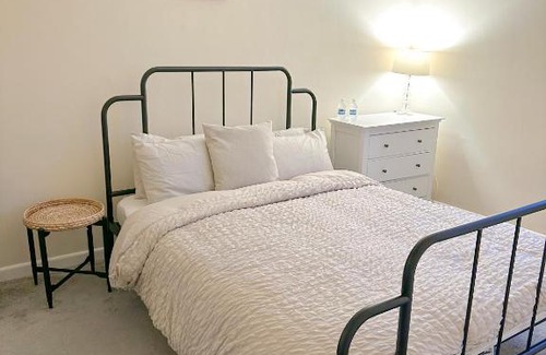 Southsea House | Little Sage House Newly Refurbished with Garden - Hot Tub - Sleeps 6