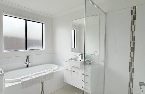 Pimpama House | Little Santorini Retreat - Family Home near Theme Parks