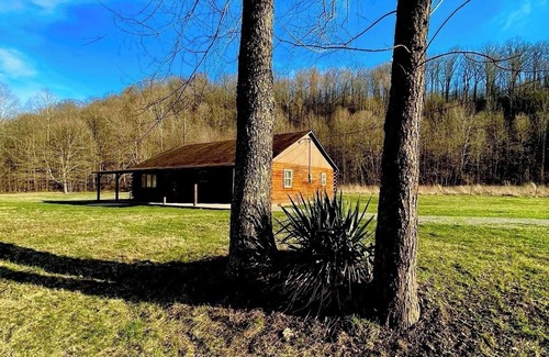 Blue Creek Cabin | Little Smokies of Ohio Escape Cozy 2 Bedroom Cabin+Private Hot Tub+Starlink WiFi