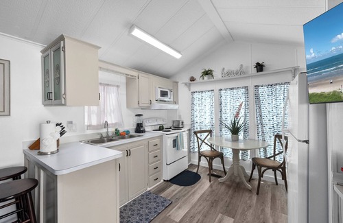 Port Isabel Cottage | LIV Resort: Cottage with Private Jacuzzi/Pet Friendly