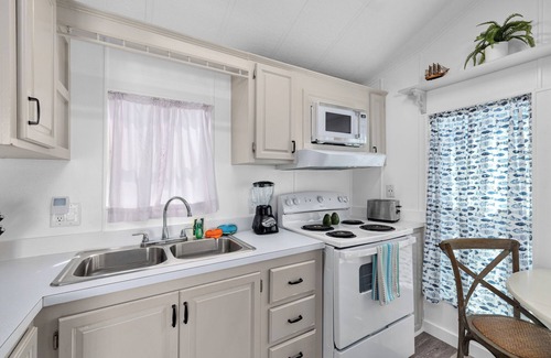 Port Isabel Cottage | LIV Resort: Cottage with Private Jacuzzi/Pet Friendly