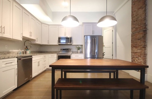 Old Port Condo | LIVE LIKE A LOCAL/HIP & HISTORIC OLD PORT CHARM