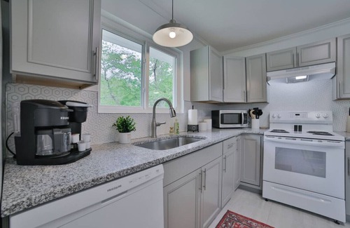 North Chattanooga Apartment | Live Like a Local | North Chattanooga Stay (left unit)