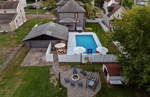 Massillon House | Live the Game: Pool, Cinema, Gym, Jersey Wall