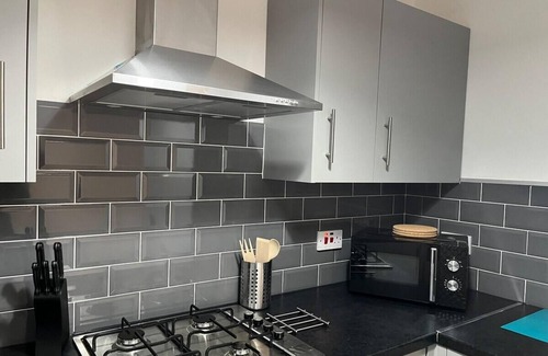 Huyton House | Liverpool Hideaway - Modern 3-Bed House