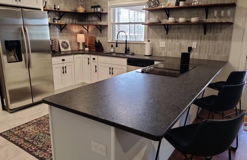 Easley House | Living Easley Manor - With Amazing Hot Tub!