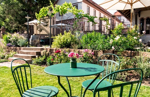 Lahr House | Living in the city palace, spacious 4-person apartment with wood-burning stove