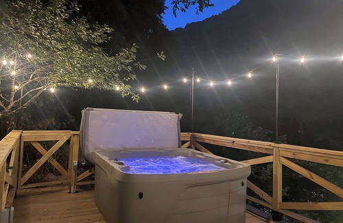 Ragland House | Living on the Edge! Charming 3-bedroom house with HOT TUB and King bed!