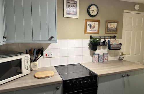 Llanidloes House | Llanidloes - Sleeps 7 - Parking - Pet Friendly