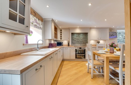 Llanycil House | Llety Llew Coch - Four Bedroom House, Sleeps 8