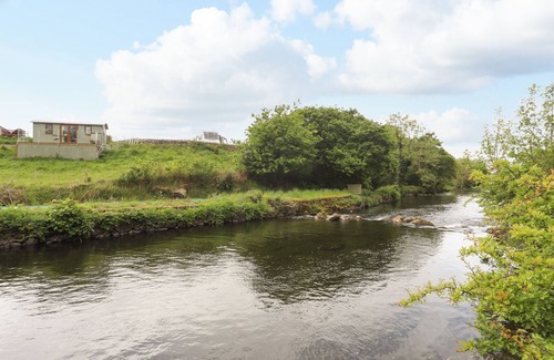 Llanrug Cottage | LLETY'R BUGAIL 1, pet friendly, with a garden in Llanrug