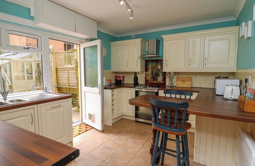 Tremain Cottage | LLYN Y FELIN, pet friendly, country holiday cottage in Llechryd
